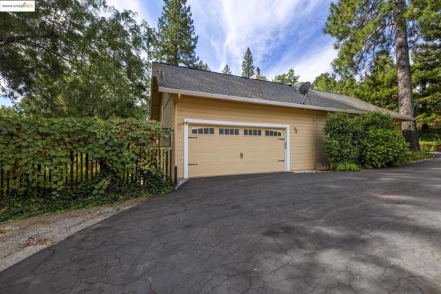 20581 Gerber Rd, Tuolumne CA: https://media.crmls.org/mediaz/8a3332fe-0bdc-47f9-bac1-5a62295d60da.jpg