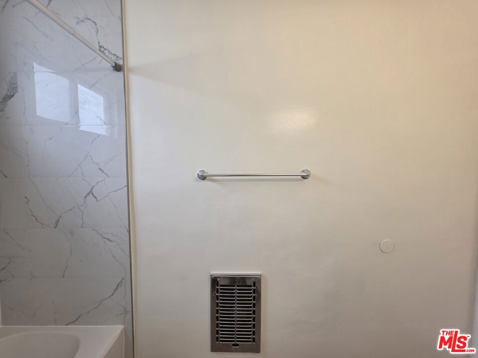 https://media.crmls.org/mediaz/8a33b543-531b-4d5f-a8e9-0a4058c279db.jpg?preset=X-Large