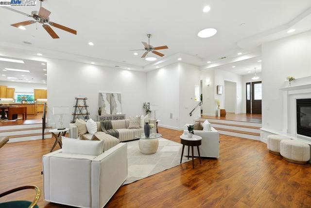 874 Overhill Dr, Hayward CA: https://media.crmls.org/mediaz/8a35041e-f524-4153-afcf-02e4251536f4.jpg