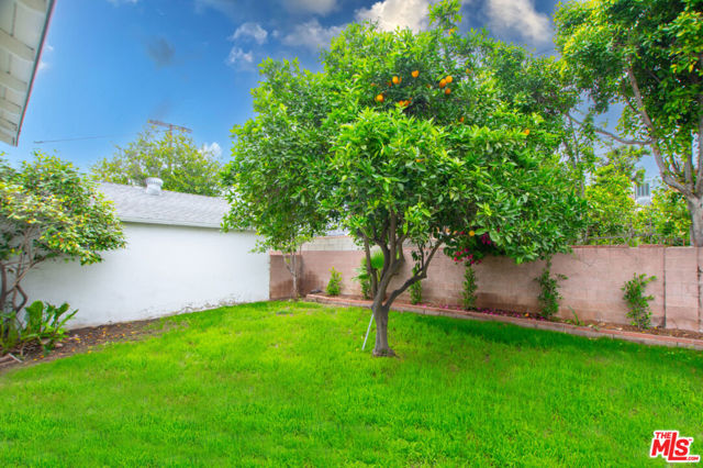 17209 Stagg Street, Van Nuys CA: https://media.crmls.org/mediaz/8a35ba35-d4d6-4cbf-b378-3e330cab9cf5.jpg