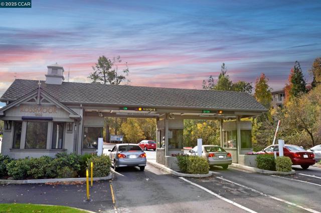 1935 Golden Rain Rd, Walnut Creek CA: https://media.crmls.org/mediaz/8a36035d-b61a-4053-823a-75704f9f5c58.jpg