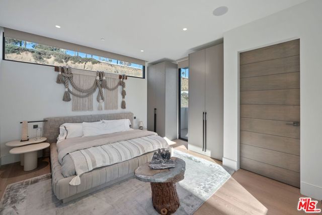 938 -940 Palisades Beach Road, Santa Monica CA: https://media.crmls.org/mediaz/8a361e8d-0af6-4901-b8c1-1e13f23f3122.jpg