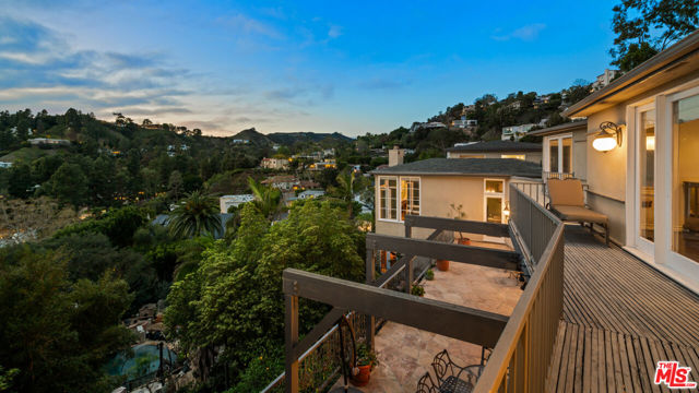 9430 Readcrest Drive, Beverly Hills CA: https://media.crmls.org/mediaz/8a362072-ba8a-444a-9ae4-092e645672cd.jpg