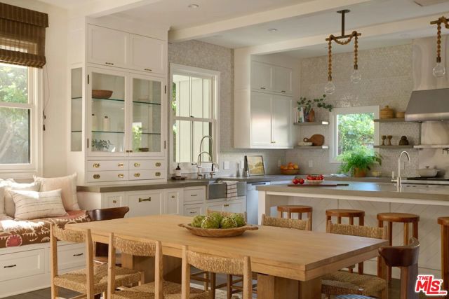 3949 Dixie Canyon Avenue, Sherman Oaks CA: https://media.crmls.org/mediaz/8a3704fc-15be-4d1e-b598-613393faac64.jpg