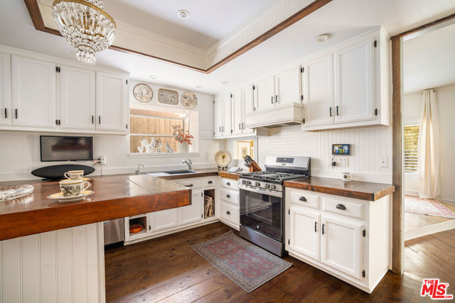 1647 N Beverly Glen Boulevard, Los Angeles CA: https://media.crmls.org/mediaz/8a3784da-07bf-4e43-8c9b-bb79a8d312a8.jpg