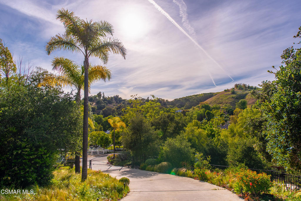 https://media.crmls.org/mediaz/8a37d56d-e162-4ce4-8950-6ba00412585e.jpg?preset=X-Large