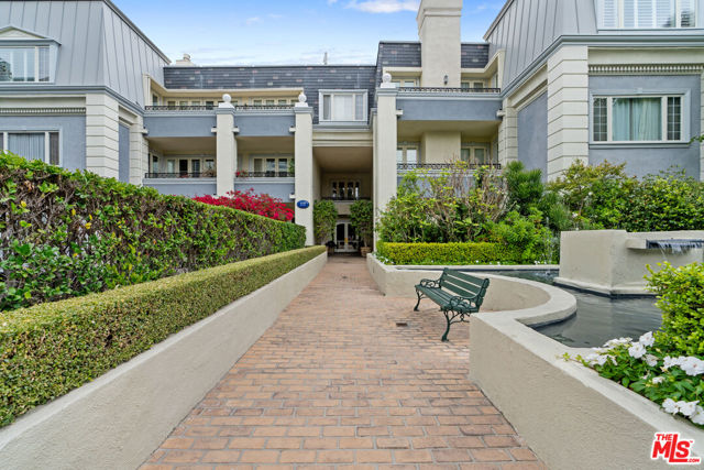 10118 Empyrean Way, Los Angeles CA: https://media.crmls.org/mediaz/8a37ecc3-e124-4f40-821c-cc9d92839579.jpg