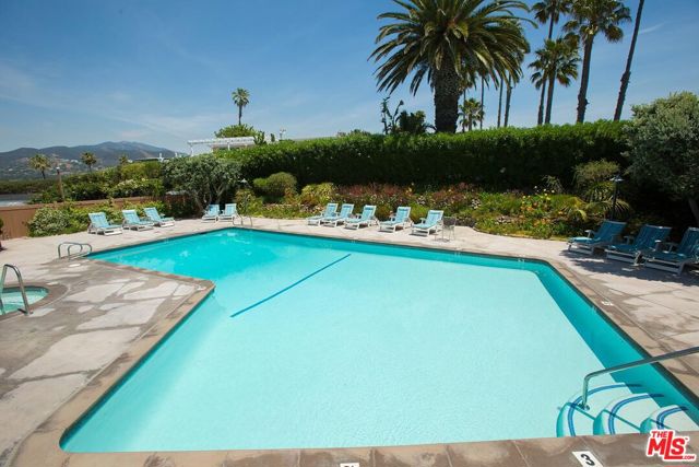 6789 Seawatch Lane, Malibu CA: https://media.crmls.org/mediaz/8a383b82-0ec3-4f01-b4f9-e2754d680fba.jpg