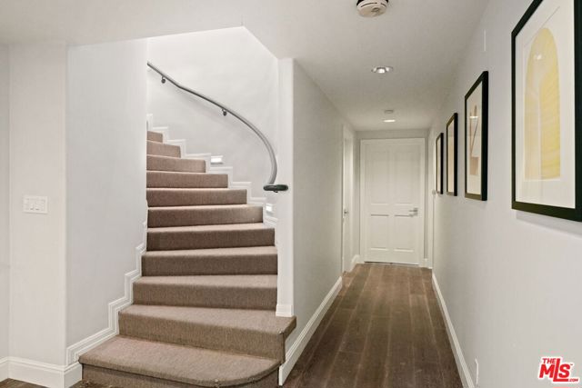 3275 N Knoll Drive, Los Angeles CA: https://media.crmls.org/mediaz/8a38991d-ffad-4d2a-b833-4ca49a78ac6e.jpg