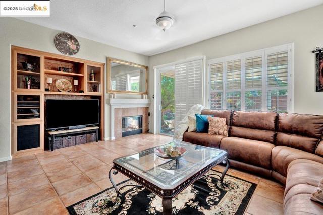 2981 Atherton Pl, Brentwood CA: https://media.crmls.org/mediaz/8a38a918-d789-4b11-a846-1018c85ed9d6.jpg