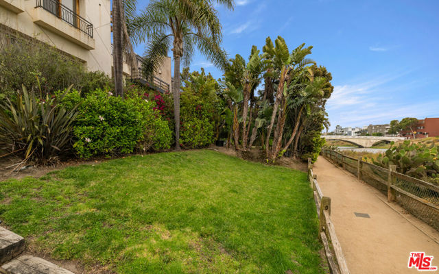4115 Roma Court, Marina del Rey CA: https://media.crmls.org/mediaz/8a3c08bf-8edd-40d8-b18a-666bfaeaf6bb.jpg