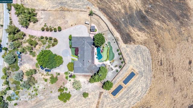 70 Sherburne Hills, Danville CA: https://media.crmls.org/mediaz/8a3c7f92-fec1-4814-89fa-208d6398d780.jpg