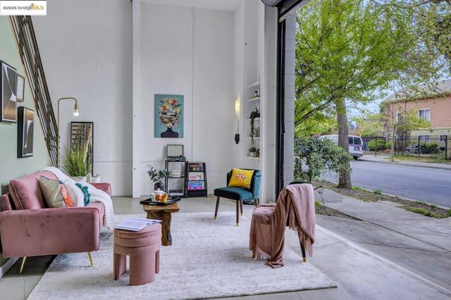 1695 15Th St, Oakland CA: https://media.crmls.org/mediaz/8a3de834-83dc-449f-9184-81436985dfb3.jpg