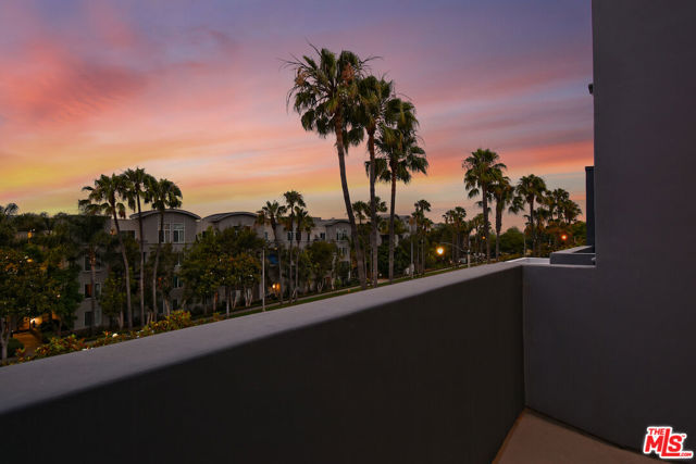 5350 Playa Vista Drive, Playa Vista CA: https://media.crmls.org/mediaz/8a3dedfa-7af4-47ad-a0b1-ef3fe56600dd.jpg
