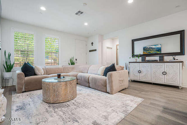 110 Red Brick Drive, Simi Valley CA: https://media.crmls.org/mediaz/8a3e3e3a-76c0-4916-b7e9-0a47fc11d1ef.jpg