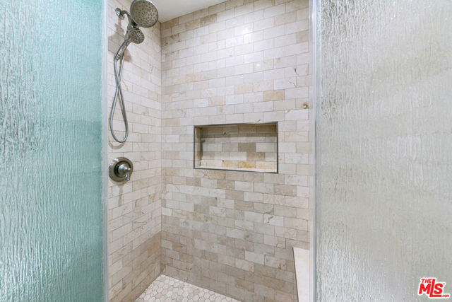 6789 Seawatch Lane, Malibu CA: https://media.crmls.org/mediaz/8a3ed60b-d5da-487a-a8a6-c95a71620931.jpg