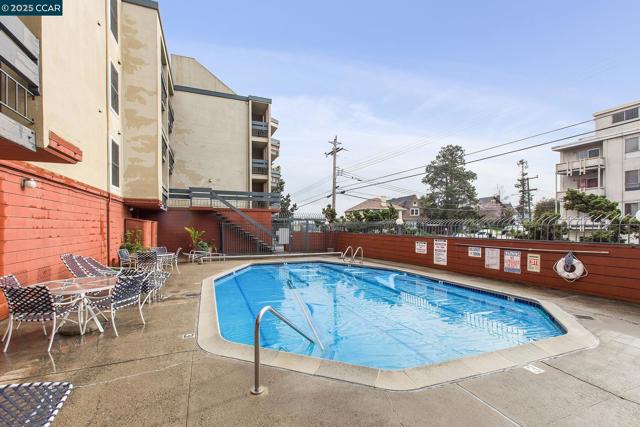 500 Vernon, Oakland CA: https://media.crmls.org/mediaz/8a3fc3b4-31b8-4d2a-9e90-0cb7519961ef.jpg