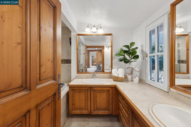 40 Las Palomas, Orinda CA: https://media.crmls.org/mediaz/8a3fe9ac-5224-400a-91a0-dc4627354223.jpg