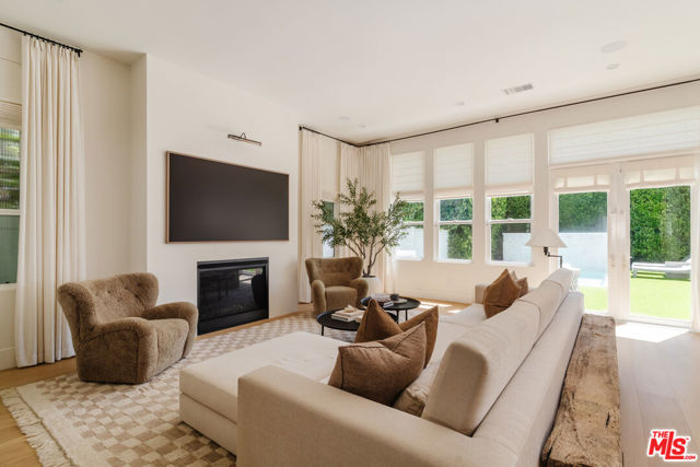 4508 Vesper Avenue, Sherman Oaks CA: https://media.crmls.org/mediaz/8a407690-d19c-4220-9b0f-d652cec62a25.jpg