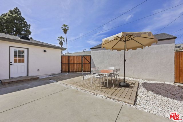 3908 Bentley Avenue, Culver City CA: https://media.crmls.org/mediaz/8a409e47-054a-4b8b-8153-c434ee001fdb.jpg