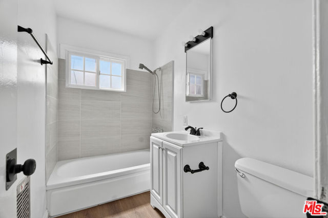 4777 San Vicente Boulevard, Los Angeles CA: https://media.crmls.org/mediaz/8a40ff14-3fd8-4575-8968-74cc818830fb.jpg
