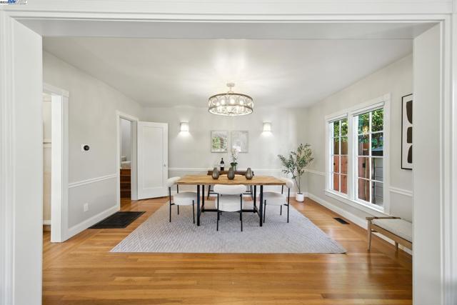 3357 Jordan Rd, Oakland CA: https://media.crmls.org/mediaz/8a410393-ffe6-431d-b593-cd0006e0f141.jpg