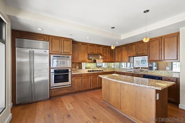 645 Front Street, San Diego CA: https://media.crmls.org/mediaz/8a413eaf-59e2-4dec-89b6-b9f9d92c969c.jpg