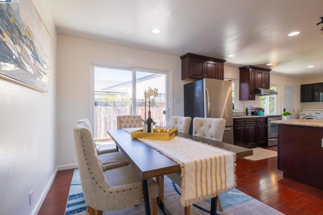 27830 Thackeray Ave, Hayward CA: https://media.crmls.org/mediaz/8a417d1b-e8e1-46f5-919c-09f86bf028e9.jpg