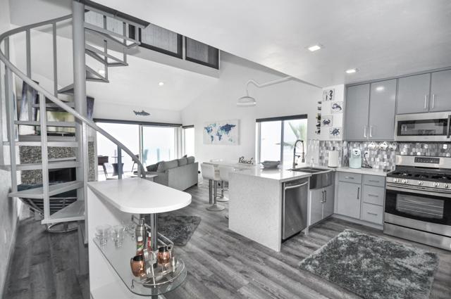 706 Ocean LN, Imperial Beach CA: https://media.crmls.org/mediaz/8a41f5a9-3221-4651-a26f-8e120d210e0b.jpg