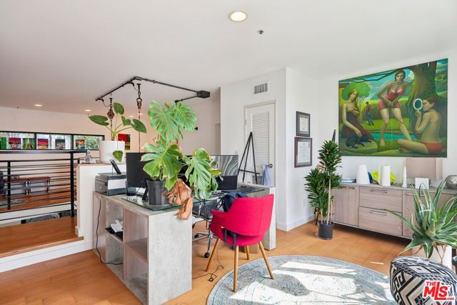 815 Hampton Drive, Venice CA: https://media.crmls.org/mediaz/8a445189-4d87-4c5c-808f-3a37e0c00c7c.jpg