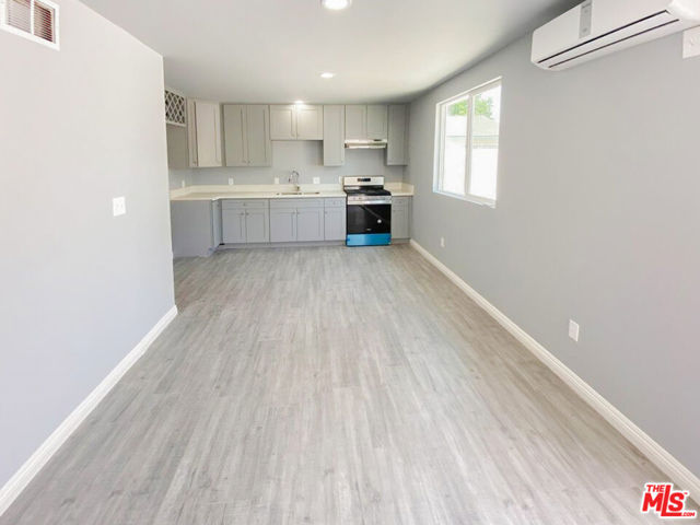 9009 Monogram Ave, Northridge CA: https://media.crmls.org/mediaz/8a47a8ea-32d5-46f9-b897-1a3b33ee7774.jpg