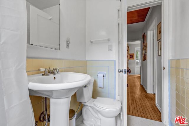 5723 Cantaloupe Avenue, Van Nuys CA: https://media.crmls.org/mediaz/8a480161-c87f-4c48-b79d-bc5d7a4d46e5.jpg