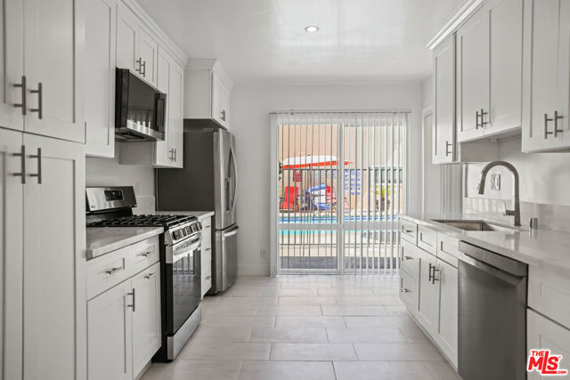 11860 Chandler Boulevard, Valley Village CA: https://media.crmls.org/mediaz/8a4829cc-8de4-403a-bc10-9a9938567075.jpg
