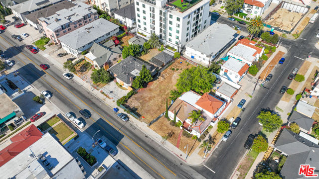 1562 S Fairfax Avenue, Los Angeles CA: https://media.crmls.org/mediaz/8a483fa6-4e0d-4df9-84bf-c8b1954caedb.jpg
