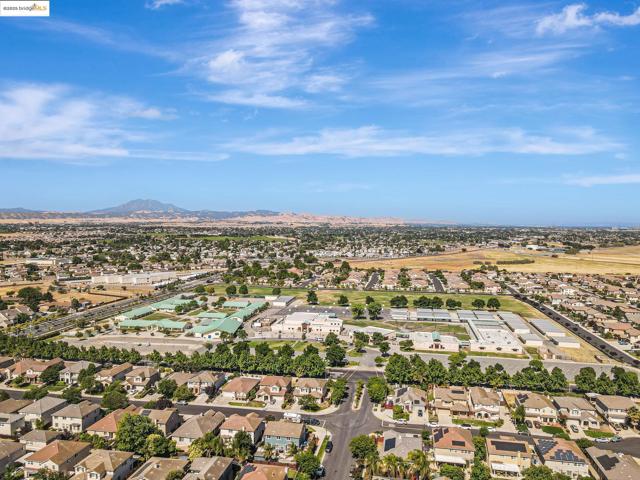 226 Wynn St, Oakley CA: https://media.crmls.org/mediaz/8a49fc66-ee1b-4dae-b5c8-e284194ecd14.jpg