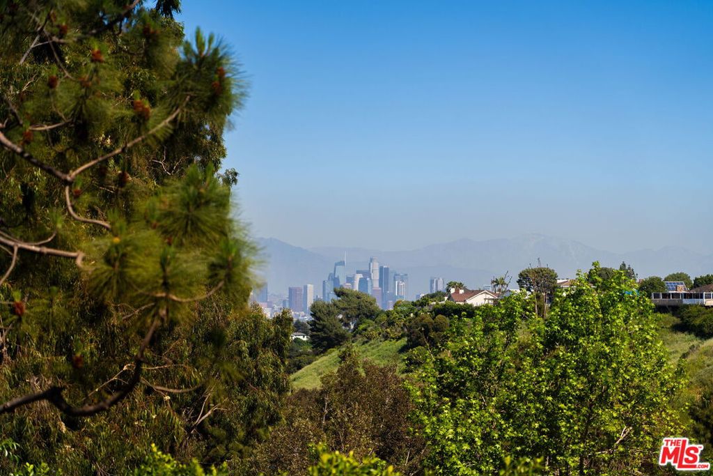 https://media.crmls.org/mediaz/8a4a16ae-acd1-46fb-b8dc-b88afcc3068a.jpg?preset=X-Large