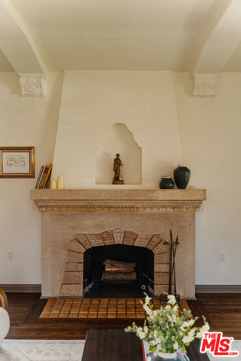 3975 Sutro Avenue, Los Angeles CA: https://media.crmls.org/mediaz/8a4aaebb-b319-45aa-abda-5d09fd5554cb.jpg