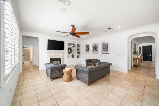 3638 Otter Brook Loop, Discovery Bay CA: https://media.crmls.org/mediaz/8a4b1db2-74e3-4c84-8392-a520dc12d3c7.jpg