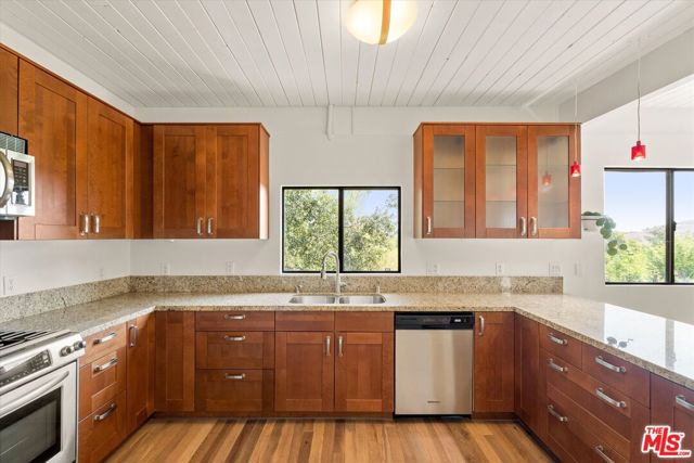 4950 Marmol Drive, Woodland Hills CA: https://media.crmls.org/mediaz/8a4bb4fc-5a1d-40ca-ac0e-7b1ff7657f72.jpg