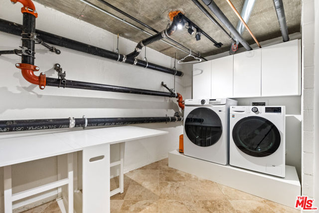 851 19th Street, Santa Monica CA: https://media.crmls.org/mediaz/8a4bd8c7-d1bf-47e4-b93d-48b92cdd6b16.jpg