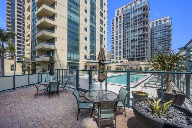 555 Front St, San Diego CA: https://media.crmls.org/mediaz/8a4cb925-e755-488c-991a-3fe93afb3856.jpg
