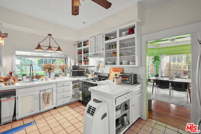 656 Parkman Avenue, Los Angeles CA: https://media.crmls.org/mediaz/8a4d71cc-1b65-4b35-bfda-83bd0469cd89.jpg