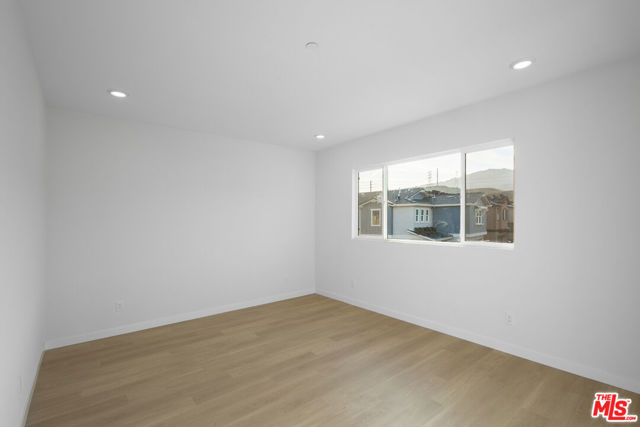 23725 Orange Blossom Dr, Newhall CA: https://media.crmls.org/mediaz/8a4dbbfe-6591-4002-b358-3c0c0b6984c5.jpg