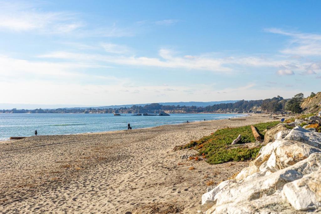 https://media.crmls.org/mediaz/8a4dd460-2378-48ae-bdad-3f4d06b63ad9.jpg?preset=X-Large