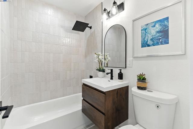 100 Byrne St, Daly City CA: https://media.crmls.org/mediaz/8a4e40ab-7e0c-4da5-ad66-f96c99b64a31.jpg