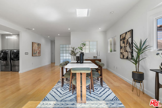 321 S Linden Drive, Beverly Hills CA: https://media.crmls.org/mediaz/8a4eece6-1e64-44be-9a29-ff735664b0ed.jpg