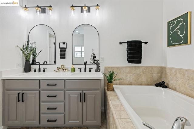 4153 Clarinbridge Cir, Dublin CA: https://media.crmls.org/mediaz/8a4f1ec5-045d-4794-8b3a-55d8154d2ce0.jpg