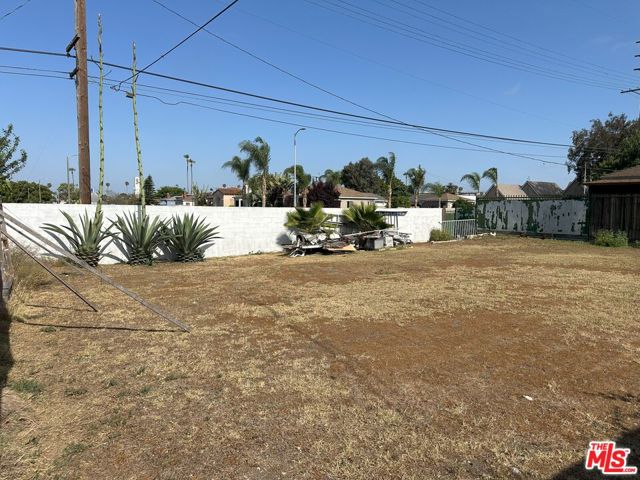 701 W 112th Street, Los Angeles CA: https://media.crmls.org/mediaz/8a4f2a7f-9d1f-4355-8ae5-53f8c356eb41.jpg