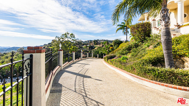 7449 Studio Road, Canoga Park CA: https://media.crmls.org/mediaz/8a4f4c39-6a68-4b34-b92d-82329b25e172.jpg