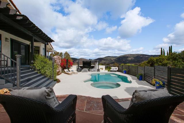 19950 Elfin Forest Ln, Escondido CA: https://media.crmls.org/mediaz/8a510fb0-92e3-4b03-9a7b-2253ece916b4.jpg